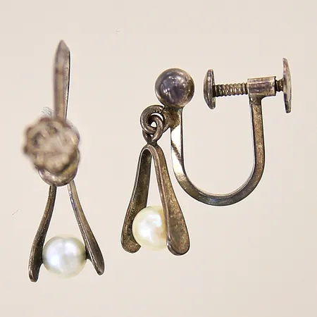 Ett par örhängen med odlade pärlor Ø4,1mm, 16x6,3mm, skruvmekanism, silver 830/1000 Vikt: 1,7 g
