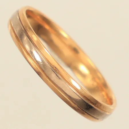 Ring, stl 21½, bredd ca 4mm, tvåtonad, gravyr, repig, 18K Vikt: 5 g