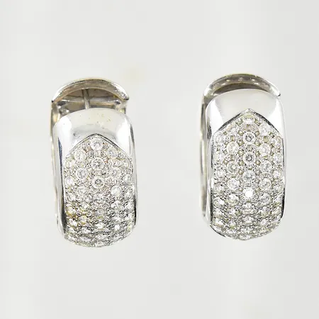 Ett par örhängen med diamanter totalt ca 100x0,02ct, Ø24 mm, bredd 11 mm, vitguld, 18K. Vikt: 22,5 g