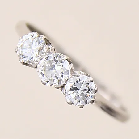 Ring med diamanter tre stycken totalt ca 0,64ctv enligt gravyr, gammalslipade, stl 16½, bredd 1-4mm, klor med slitage, en diamant med smärre nagg vid rondist, Platina Vikt: 2,5 g