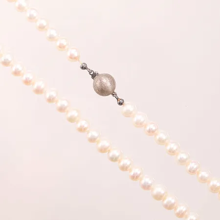 Pärlcollier, odlade sötvattenspärlor ca 7mm, ca 44cm, blå/rosa underton, silverlås. Vikt: 0 g