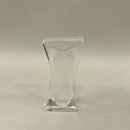 Glasfiguring Mats Jonasson Målerås, design Erika Höglund, höjd 10,5cm, bredd 5cm, smärre nagg