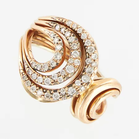 Ring med diamanter 46 x ca 0,002-0,005, tvåfärgad,stl: 17, bredd: 3,5-16,5mm, slitage på enstaka klor, 18K Vikt: 7,6 g