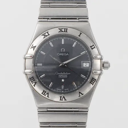 Herrur Omega, Constellation, Perpetual Calendar,stål, ca 36 mm, serienr: 56669643, datum, sekundvisare, integrerad, viklås, box och garantikort daterat 08/12/00,fungerar.Boxen med åldersrelaterat slitage.