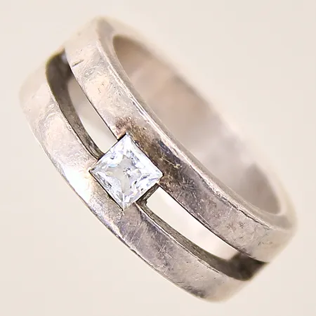 Ring med vit sten, stl 17¾, bredd 8mm, skev, repig, silver 925/1000 Vikt: 10 g