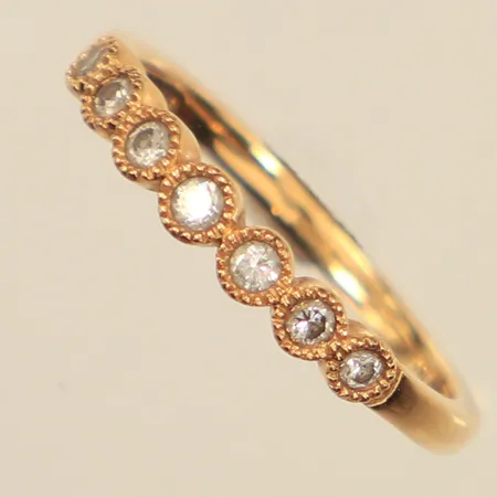 Ring med diamanter ca 7 x 0,01-0,02ct, stl 16, bredd ca 1,5-3mm, Guldfynd, 18K Vikt: 2,1 g