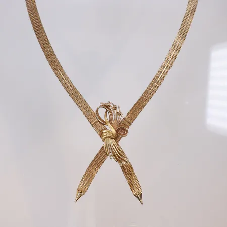 Collier, halvstelt mönstrat ca 41cm bredd 7mm, små skevheter 18K Vikt: 38 g
