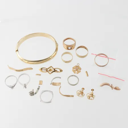 Diverse smycken med slitage och defekter några med stenar/pärlor, 14k 60.9 gram, 18k 3.7 gram, 8k 2 gram. Vikt: 60,9 g