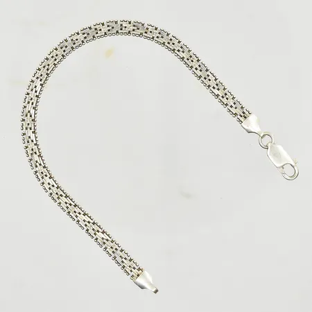 Armband, halvstel modell, längd 18 cm, bredd 5 mm, 925/1000 silver. Vikt: 10,4 g