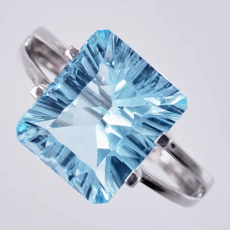 Ring med blå sten, stl: 17½, vitguld, 9K Vikt: 4,4 g