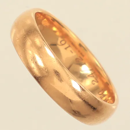 Ring, stl 21¾, bredd ca 6mm, repig, gravyr, 18K Vikt: 10,4 g