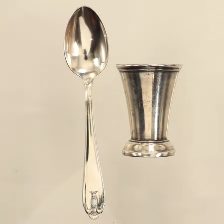 En sked, en en bägare, gravyr, silver Vikt: 32,7 g