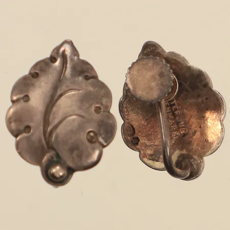 Ett par örhängen med bladdekor, ca 13x18mm, skruv lås, Hugo Grün, Sterling, Danmark Vikt: 5,1 g