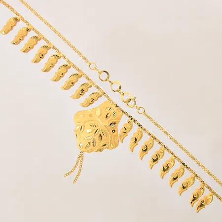 Collier med integrerade hängen, längd 37-39,5cm, bredd:1,5-50mm, ojämnheter, 21K. Vikt: 10,3 g