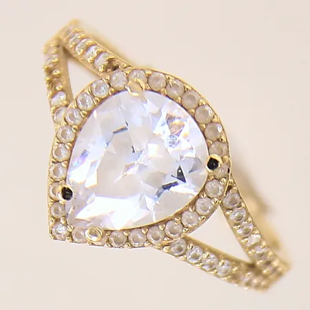 Ring med vita stenar, stl 18, bredd 2,2-13mm, stenar saknas, skev, 14K Vikt: 2,7 g