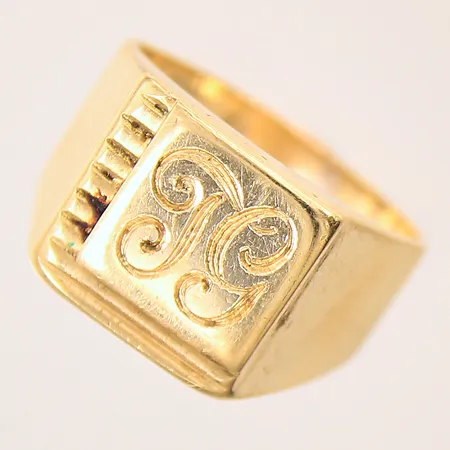 Klackring, stl 21, bredd 5-15, ostämplad, spår av storleksändring, gravyr, 18K Vikt: 10,6 g