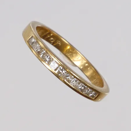 Ring med princessslipade diamanter 11xca0,02ct stl 17½ bredd 2,5mm, gravyr, GHA, 18K Vikt: 3,2 g