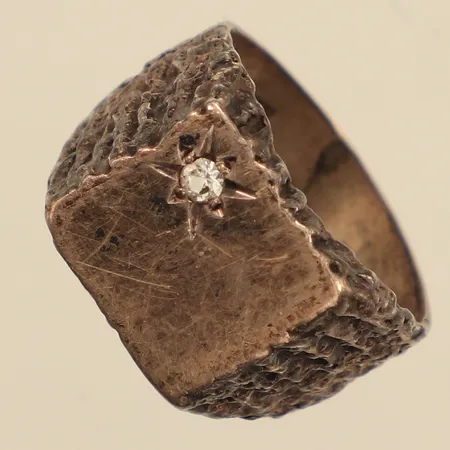  Ring, vit sten, stl 19¼, bredd 5-13,6mm, skev i skena, silver  Vikt: 6,6 g