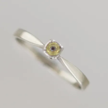 Ring med diamant 0,01ct, Ø 18 mm,18K Vikt: 1,8 g