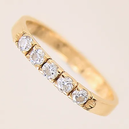 Ring med diamanter 5 x ca 0,06ct, stl 16¾, bredd 2,5, gravyr, 18K Vikt: 2,6 g