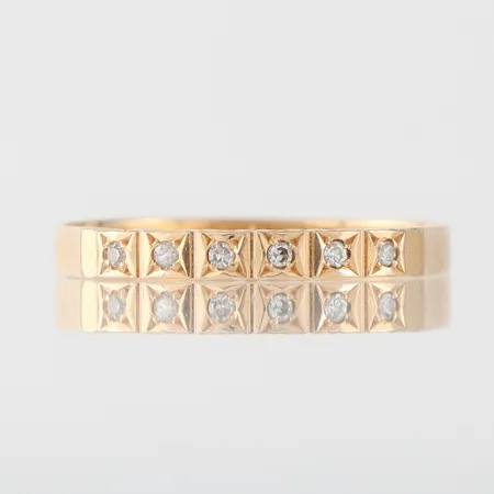 Ring med små diamanter, gravyr, storlek 18 mm, bredd 2.4 mm, 18k. Vikt: 1,8 g