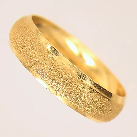 Ring med dekor, stl 20, bredd 5,5mm, 21K Vikt: 2,2 g