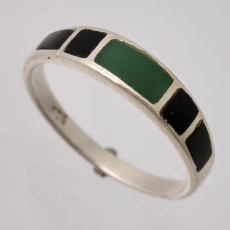 Ring i silver, stl 16½, bredd 1,9-4,5mm, 925/1000, grön  och svarta  stenar, vikt 1,59g.