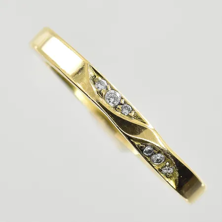 Ring med diamanter 0,08ctv, stl 20¾, bredd 3 mm, 18K. Vikt: 7,8 g