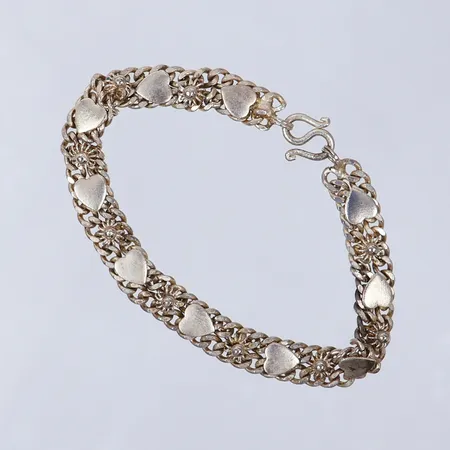 Armband tvåradig pansar med blom- och hjärtdekor, ca 17,5cm, bredd 7,5mm, ojämnheter på länk. Vit metall