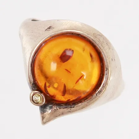 Ring med bärnsten, stl 16½, bredd: 3-15mm, något missfärgad, silver 925/1000 Vikt: 4,5 g