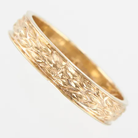 Ring förgylld, stl: 20¾, bredd: 5mm, gravyr, silver  Vikt: 4 g