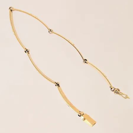 Armband med dekor, halvstelt, längd 19cm, bredd 6mm, 18K Vikt: 20,6 g