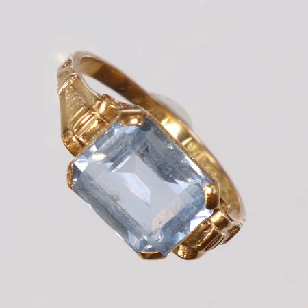 Ring med blå sten, troligen syntetisk spinell, stl16, bredd 1,5-8mm, GGG (Trege Svensson & Alexanderson G-B, Malmö 1950) 18K  Vikt: 2,8 g