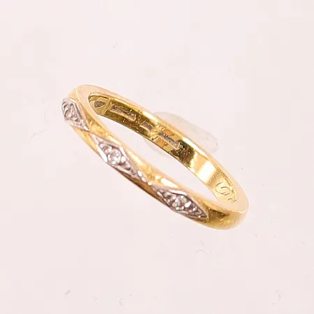 Ring, Ø16¼, diamanter 3x ca 0,01ct, gravyr, 23K 3,7g.