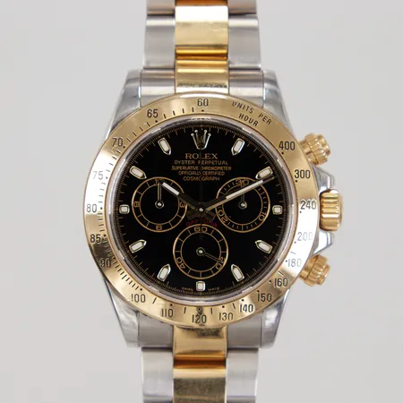 Herrur Rolex Cosmograph Daytona, stål/guld, automatisk, 39mm, ref: 116523, serienr: M422063, Cal. 4130, kronograf, safirglas, oysterlänk, med viklås stål/guld, ref: 78493 PJ1, total längd ca 17cm, 1 extra länkbit, manual, certifikat 2008, servicepapper/kvitto Nymans Ur 2015 samt 2021, box, små nagg i kanten av glaset Vikt: 0 g
