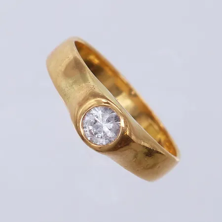 Ring med vit sten, stl 17¼, ca bredd 3,4-5,7mm, något skev. 18K  Vikt: 4,4 g