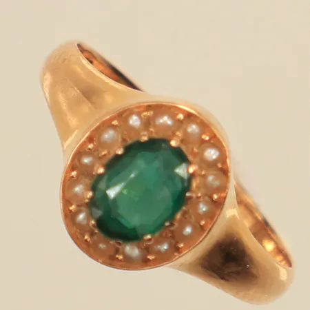 Ring, grön sten och pärlor, stl 17, bredd 2,6-9,9mm, år 1906, skadad pärla, 18K. OBS Ändrad beskrivning 2025-09-05 Vikt: 2,7 g