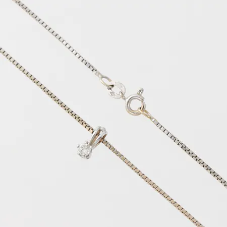 Collier vitguld med diamanthänge, längd ca 38 cm, bredd 1.2 mm, hängets höjd 8.6 mm, 18k. Vikt: 3,8 g
