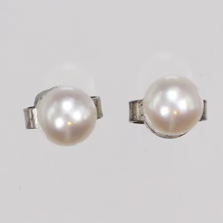 Ett par Örhängen med odlade pärlor Ø5,3mm OPI, silver 830/1000 Vikt: 1,1 g