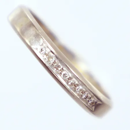 Ring, vitguld, diamanter, 8 x 0,005 ct,  Ø19, bredd 1,1mm, gravyr, behov av omrodering 18k Vikt: 3,6 g