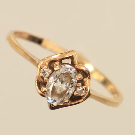 Ring, vita stenar, stl 17¾, bredd 1,3-9,1mm, 14K Vikt: 1,6 g