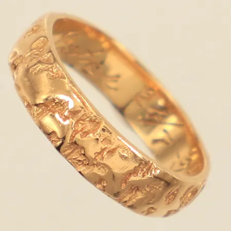 Ring med mönsterdekor, stl 14¾, bredd ca 4mm, BEH, år 1994, gravyr, 18K Vikt: 3 g