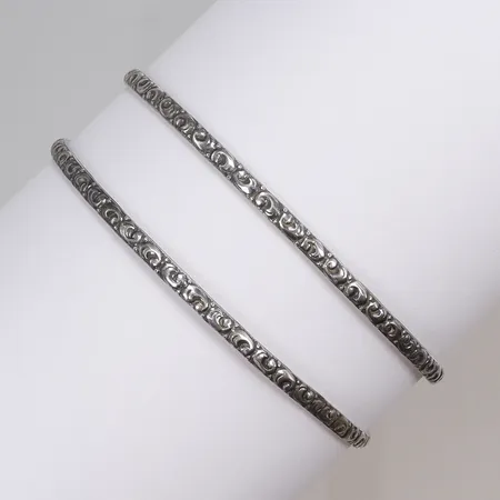 2st Armringar mönstrade Ø63mm bredd 2,5mm, något skeva, silver 830/1000 Vikt: 14,7 g
