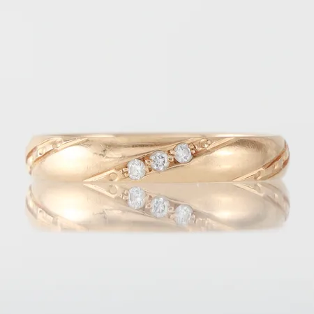 Ring med diamanter på 0.045 ct enligt inskription, gravyr, Ferdinand Utziel, storlek 17 mm, bredd 3.3 mm, 18k. Vikt: 2,9 g