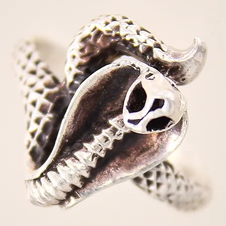Ring, kobra, stl 18¾, bredd 3,7-22mm, skev, silver 925/1000 Vikt: 8,4 g