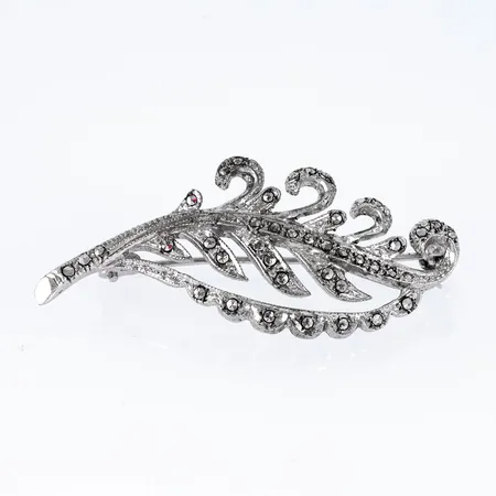 Brosch i silver (830/1000) med markasiter. Mått 48 x 20 mm. Vikt: 6,8g. Något krokig nål. 