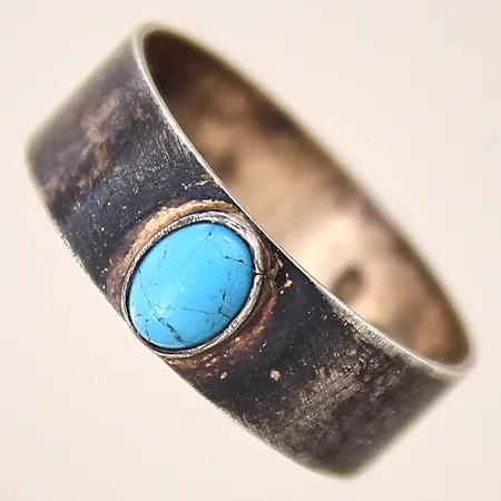 Ring med turkos, stl 18½, bredd 6,4mm, silver 830/1000 Vikt: 2,3 g