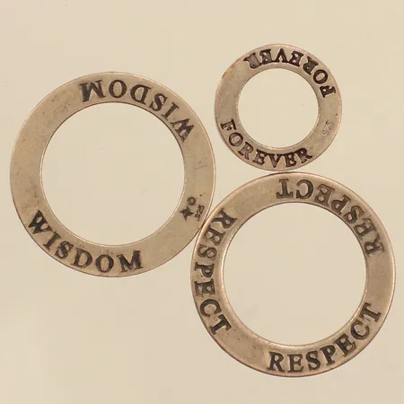 Tre hängen, forever,wisdom,respect, Ø14-23mm, bredd ca 1,3-2mm, 925/1000 silver  Vikt: 6,7 g
