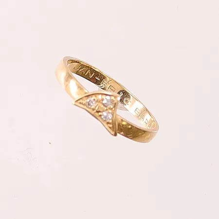 Ring, diamanter 3x ca 0,02ct, Ø17, bredd:5mm, gravyr, 18K 2,4g.