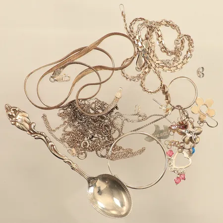 Diverse silver, defekt, silver  Vikt: 50,3 g